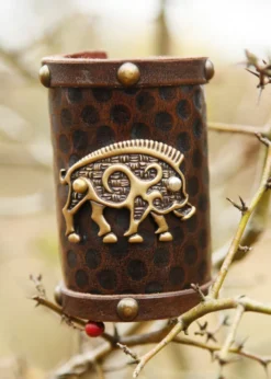 Armschützer aus Leder, Keltisches Wildschwein-Motiv