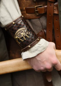 Armschützer aus Leder, Keltisches Wildschwein-Motiv