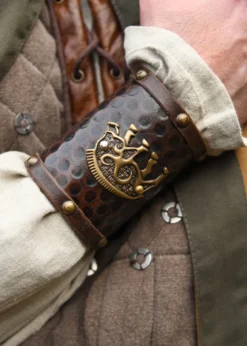 Armschützer aus Leder, Keltisches Wildschwein-Motiv