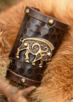 Armschützer aus Leder, Keltisches Wildschwein-Motiv