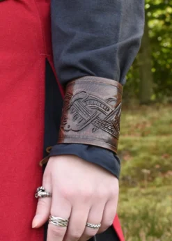Armschützer aus Leder mit geprägtem Drachenmotiv, Jelling-Stil, Paar, dunkelbraun