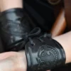 Armschützer aus Leder mit geprägtem Drachenmotiv, Jelling-Stil, schwarz
