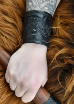 Armschützer aus Leder mit geprägtem Drachenmotiv, Jelling-Stil, schwarz