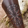 Armschützer aus Leder mit Vegvísir-Prägung, Braun