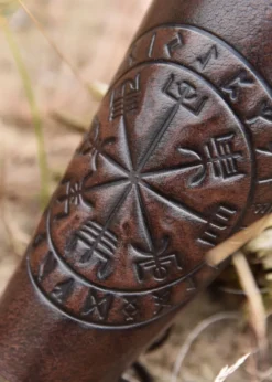 Armschützer aus Leder mit Vegvísir-Prägung, Braun