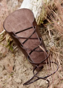 Armschützer aus Leder mit Vegvísir-Prägung, Braun