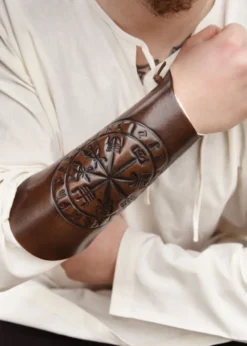 Armschützer aus Leder mit Vegvísir-Prägung, Braun