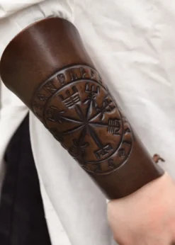 Armschützer aus Leder mit Vegvísir-Prägung, Braun