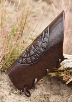 Armschützer aus Leder mit Vegvísir-Prägung, Braun
