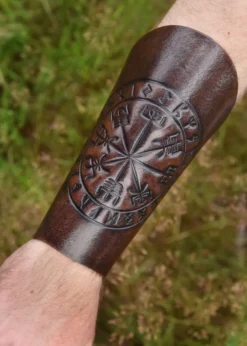 Armschützer aus Leder mit Vegvísir-Prägung, Braun