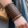 Armschützer aus Leder ohne Zierbeschläge
