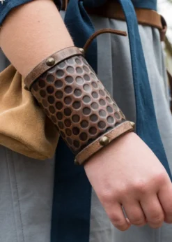 Armschützer aus Leder ohne Zierbeschläge