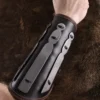 Armschutz aus Stahl und Leder