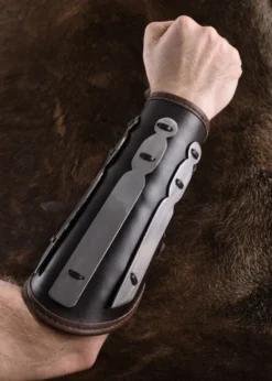 Armschutz aus Stahl und Leder