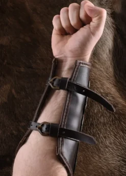 Armschutz aus Stahl und Leder
