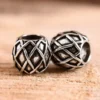 Bartperle und Lockenperle mit Rautenmuster, aus Silber
