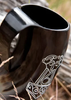 Bierkrug aus Horn - Mjölnir, Thorshammer
