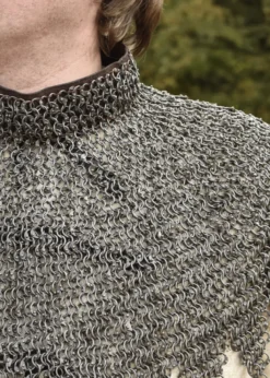 Bischofskragen, Kettenkragen mit Lederriemen und Schnallen