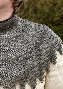 Bischofskragen, Kettenkragen mit Lederriemen und Schnallen