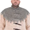 Bischofskragen mit Lederriemen und Schnallen
