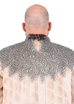 Bischofskragen mit Lederriemen und Schnallen