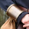 Breiter Armreif aus Messing