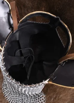 Brillenhelm Beowulf mit Wangenklappen und Kettenbrünne