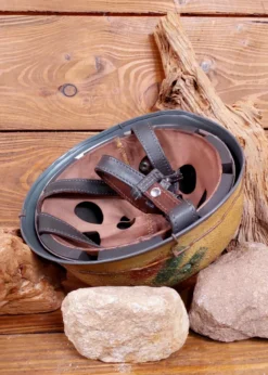 Deutscher Fallschirmjäger-Helm M38 mit Normandie-Camo-Finish, leichte Mängel
