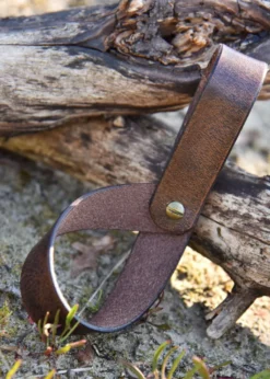 Einfacher Gürtelhalter für Trinkhorn aus Leder, Hornhalter, dunkelbraun