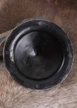 Frühmittelalterlicher Schildbuckel mit Nieten