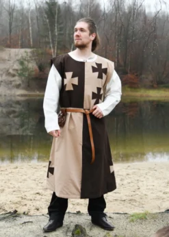 Gefütterter Mittelalter Wappenrock mit Tatzenkreuzen, braun