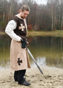 Gefütterter Mittelalter Wappenrock mit Tatzenkreuzen, braun