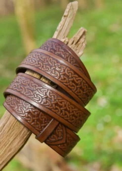 Geprägter Gürtel aus Leder ohne Schnalle, braun