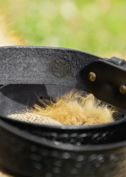Geprägter Gürtel aus Leder ohne Schnalle, schwarz