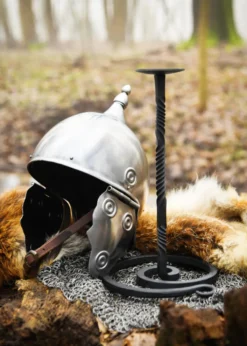 Geschmiedeter Kerzenständer, Helmständer