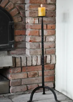 Geschmiedeter Kerzenständer, ca. 74 cm