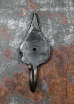 Geschmiedeter Wandhaken mit Blatt, ca. 11 cm hoch
