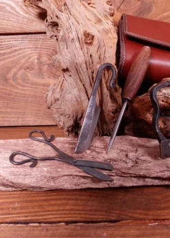 Geschmiedetes Mittelalter Wundarztbesteck mit Ledertasche, mit leichten mängeln