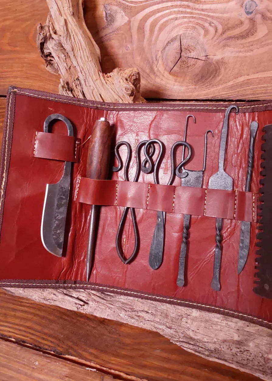 Geschmiedetes Mittelalter Wundarztbesteck mit Ledertasche, mit leichten mängeln