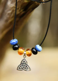 Glasperlenkette mit Trinity-Anhänger