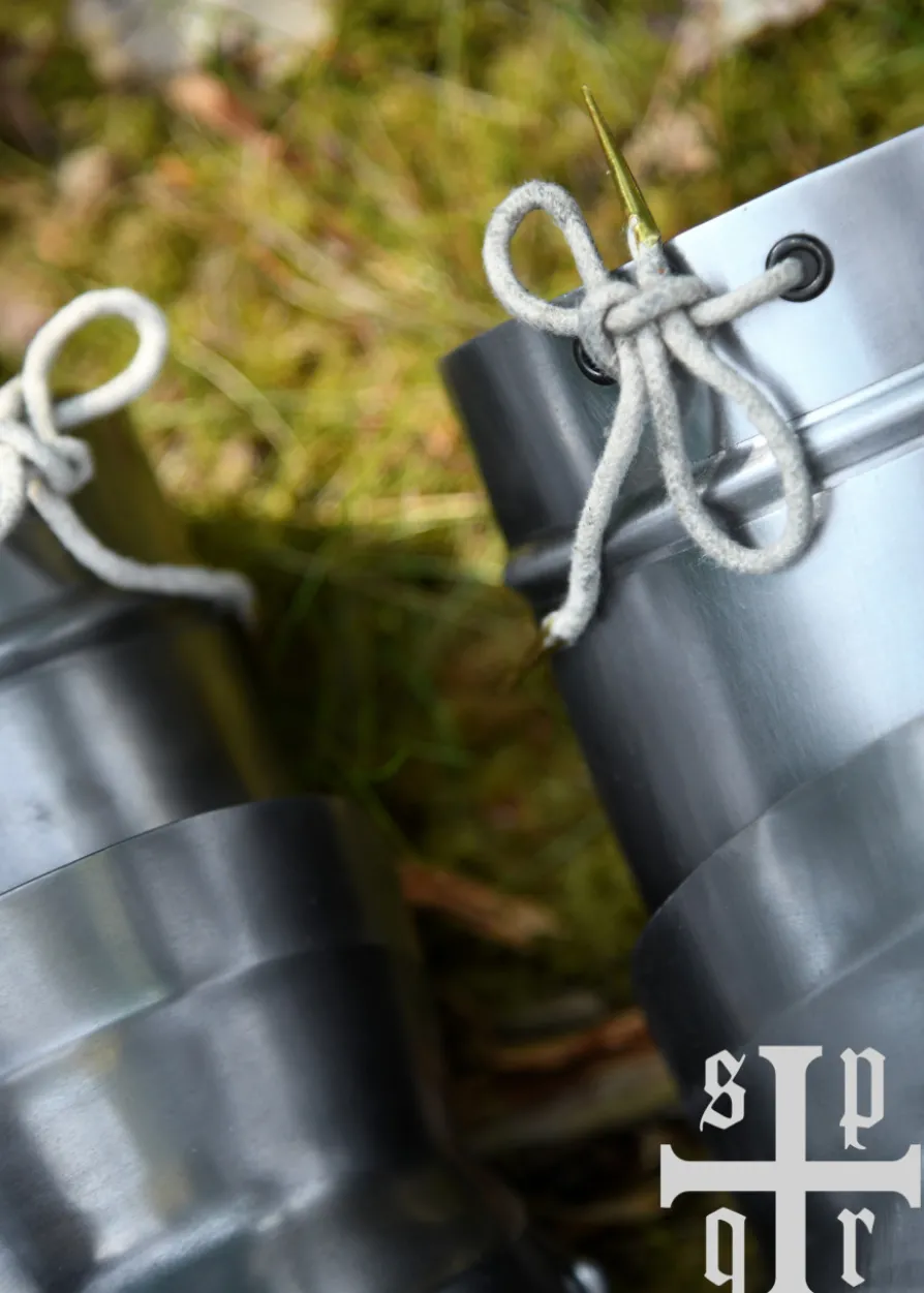 Gotische Armschienen mit Spitzen Ellbogenkacheln, 15. Jh., 1,5 mm Stahl, Paar