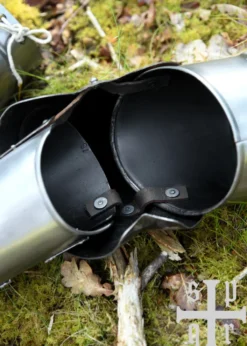 Gotische Armschienen mit Spitzen Ellbogenkacheln, 15. Jh., 1,5 mm Stahl, Paar