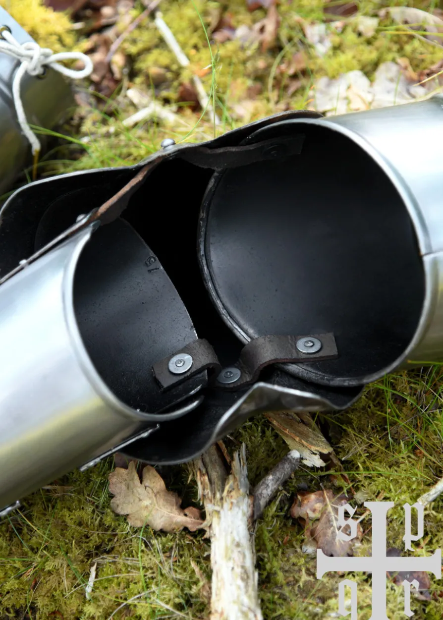Gotische Armschienen mit Spitzen Ellbogenkacheln, 15. Jh., 1,5 mm Stahl, Paar