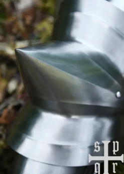 Gotische Armschienen mit Spitzen Ellbogenkacheln, 15. Jh., 1,5 mm Stahl, Paar