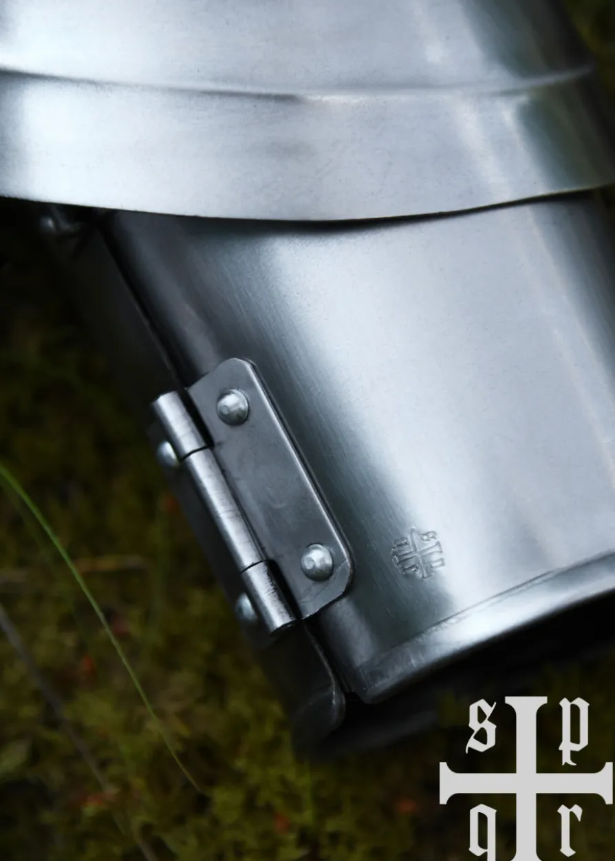Gotische Armschienen mit Spitzen Ellbogenkacheln, 15. Jh., 1,5 mm Stahl, Paar