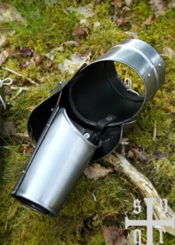 Gotische Armschienen mit Spitzen Ellbogenkacheln, 15. Jh., 1,5 mm Stahl, Paar