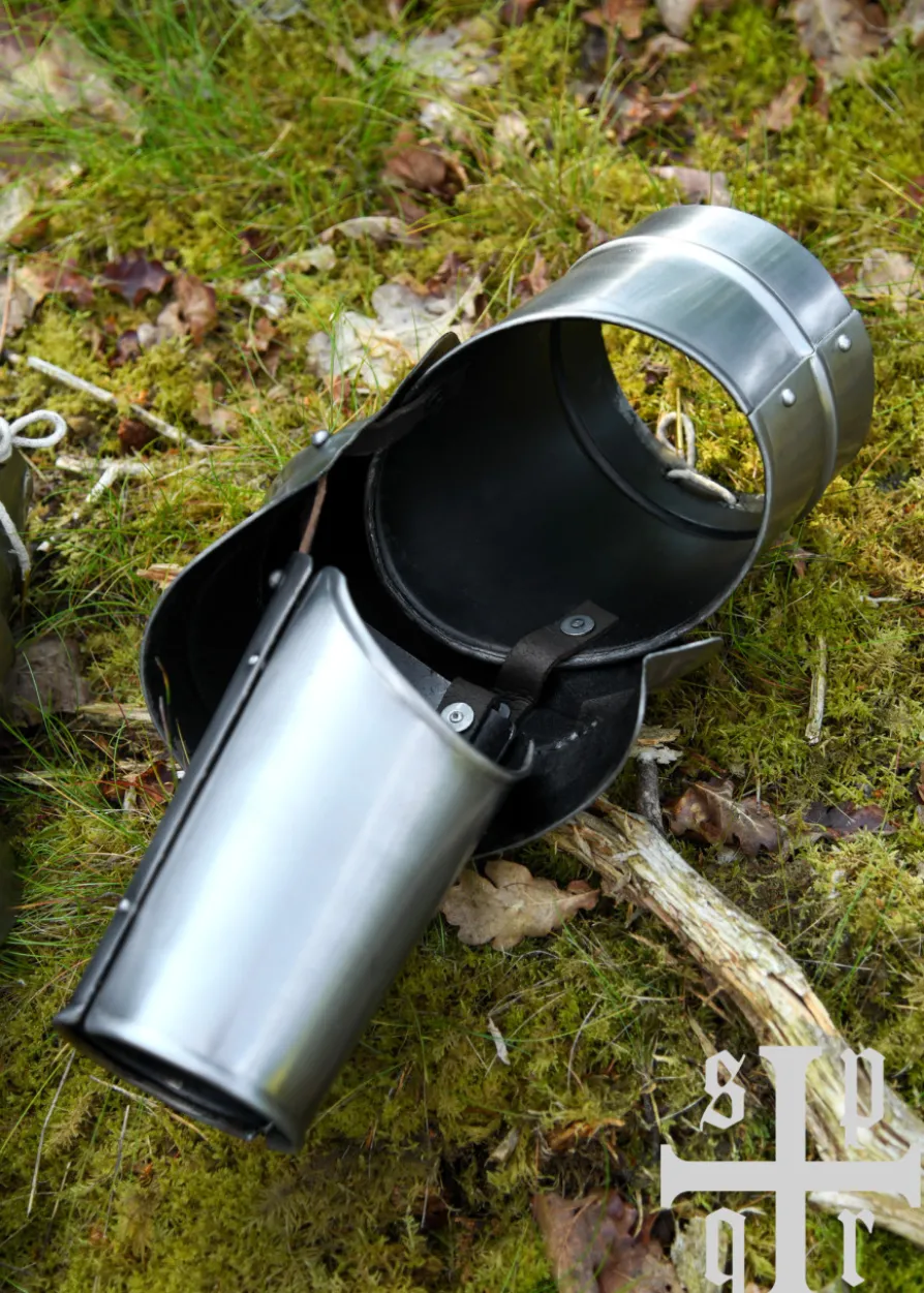 Gotische Armschienen mit Spitzen Ellbogenkacheln, 15. Jh., 1,5 mm Stahl, Paar