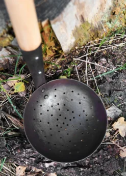 Große Mittelalter-Schaumkelle mit Griff aus Eschenholz