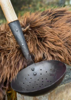 Große Mittelalter-Schaumkelle mit Griff aus Eschenholz
