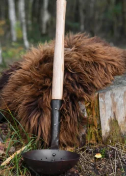 Große Mittelalter-Schaumkelle mit Griff aus Eschenholz